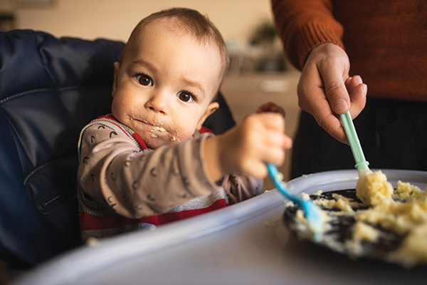 toddler eating 2665