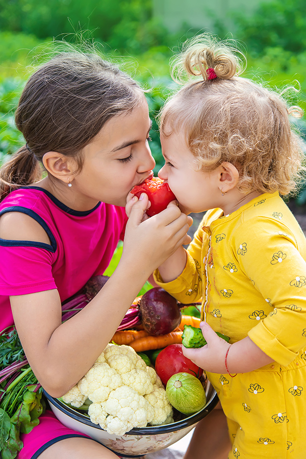 Children eating fruits and vegetables